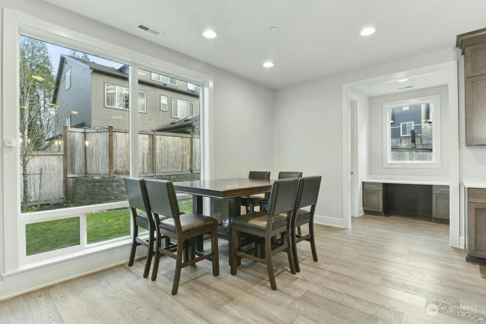 12086 159th Ave NE — dining area